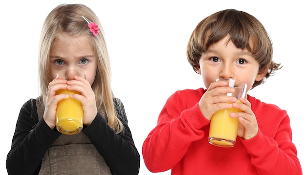 Enfants enfants buvant du jus d'orange alimentation saine isolé sur blanc