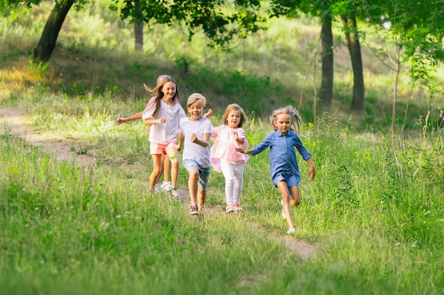 Enfants, enfants courant sur le pré