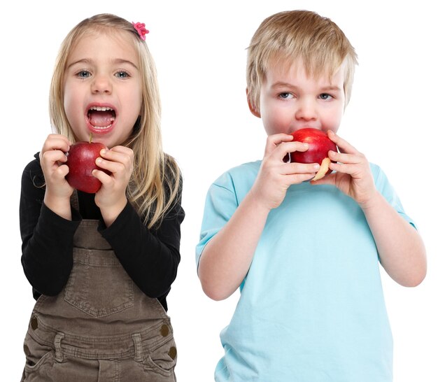 Enfants enfants mangeant pomme fruit automne automne sain isolé sur blanc