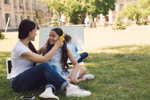 Les enfants et l'enseignant s'amusent dans le parc