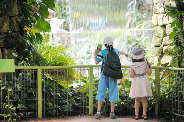 Enfants à l'entrée du pays des fleurs