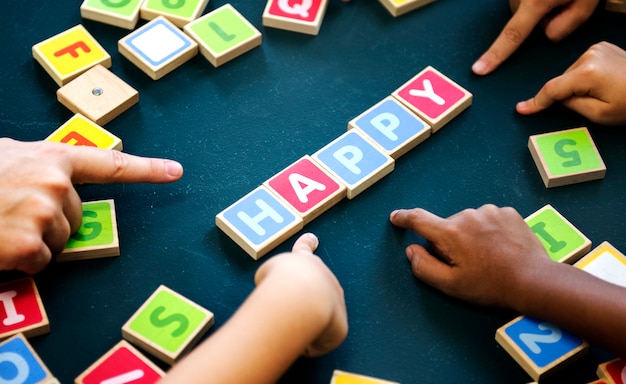 Photo enfants épelant des mots avec des blocs de l'alphabet