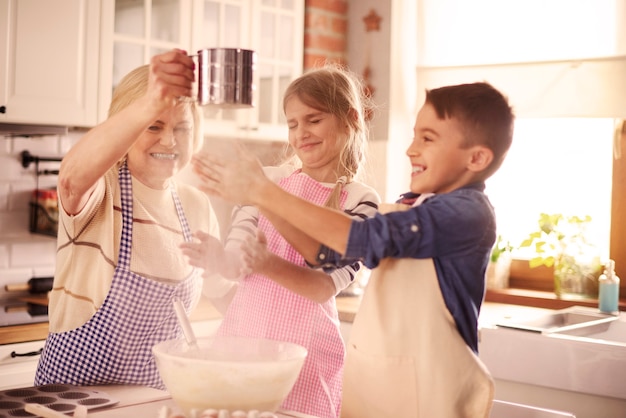 Enfants espiègles s'amusant avec la farine