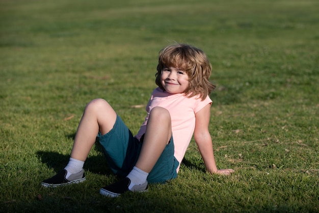 Enfants d'été en plein air Enfant heureux appréciant les enfants d'été sur fond d'herbe verte