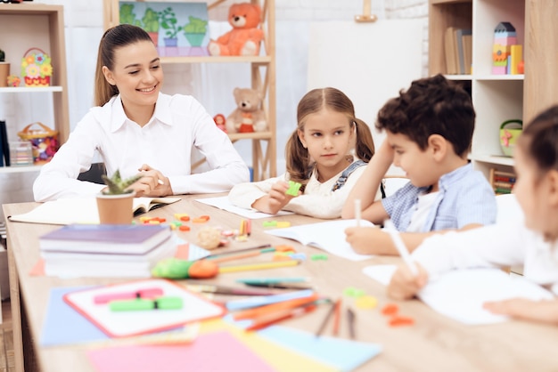 Les enfants étudient les lettres en classe à l'école.