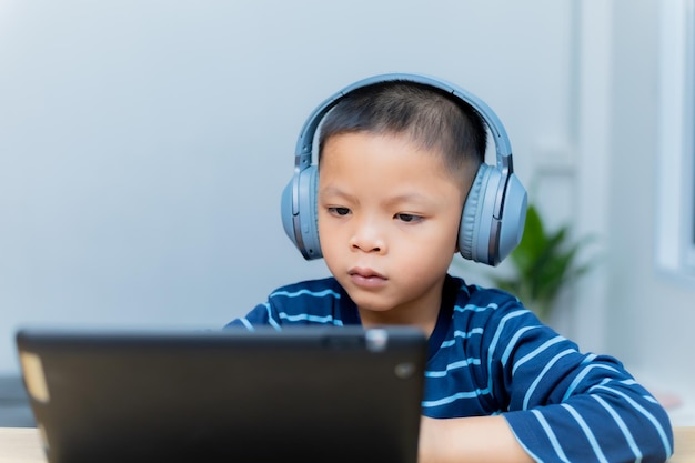 Les enfants étudient en ligne via des tablettes à la maison.