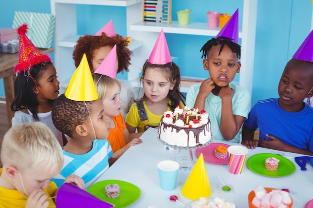 Enfants excités profitant d&#39;une fête d&#39;anniversaire