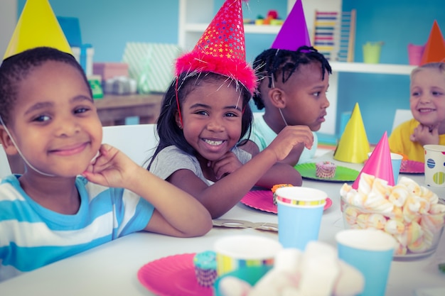 Enfants excités profitant d&#39;une fête d&#39;anniversaire