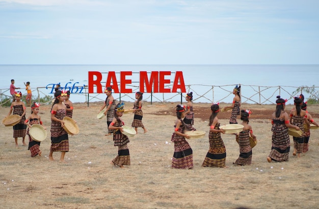 les enfants exécutent une danse culturelle de l'île de sabu