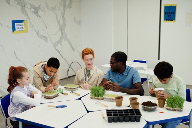 Photo enfants expérimentant en classe de biologie