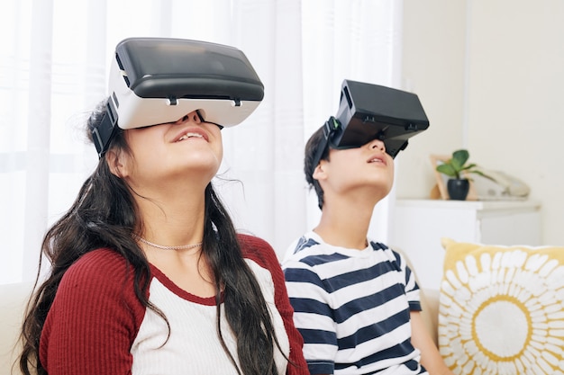 Enfants explorant la réalité virtuelle