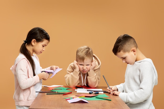 Enfants expressifs jouant