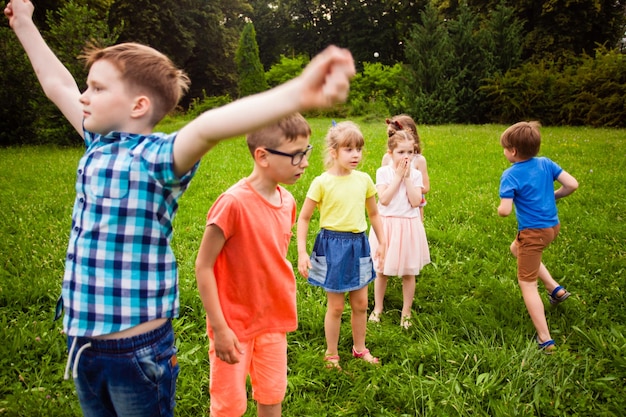 Les enfants expriment leurs émotions de différentes manières après avoir remporté un concours