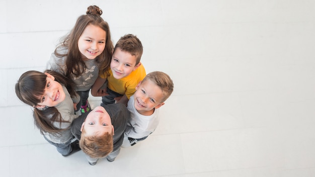 Photo enfants faisant un cercle