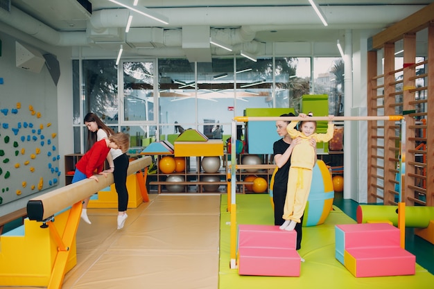 Enfants faisant des exercices dans la salle de gym à la maternelle ou à l'école primaire. Concept de sport et de remise en forme pour enfants.