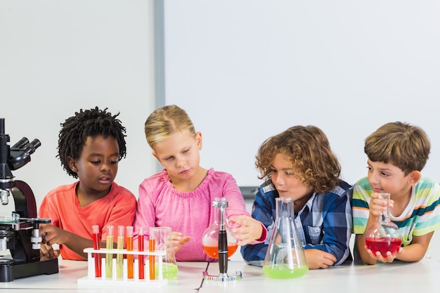 Enfants faisant une expérience chimique en laboratoire