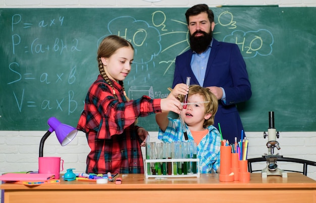 Enfants faisant des expériences scientifiques Éducation laboratoire de chimie enfants heureux enseignant de retour à l'école faisant des expériences avec des liquides dans un laboratoire de chimie Recherches scientifiques