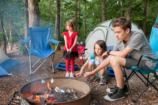 Enfants faisant griller des guimauves