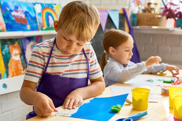 Enfants faisant des images de pâte à modeler