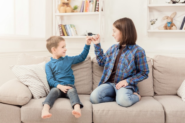 Enfants faisant la paix avec de petits doigts