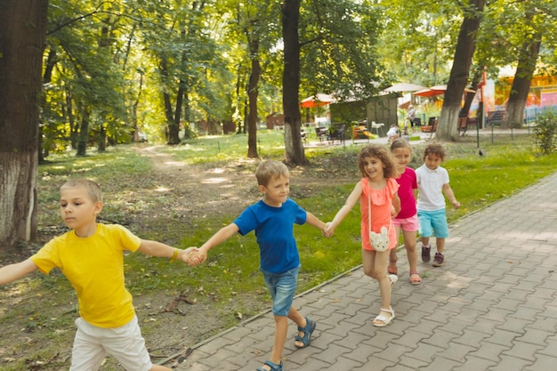 Enfants faisant la queue se tenant la main les uns avec les autres