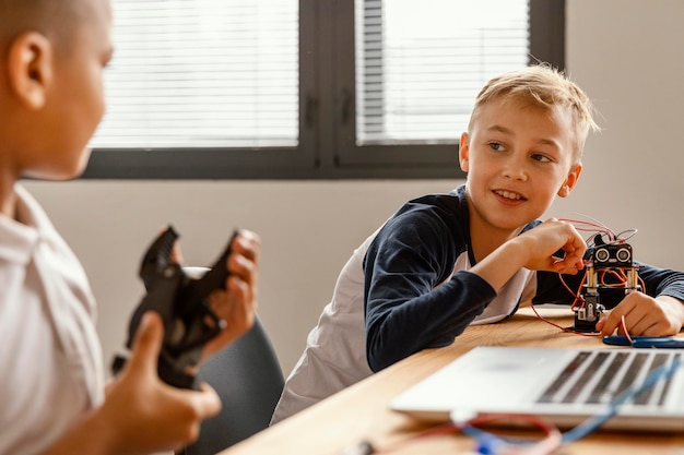 Enfants faisant un robot