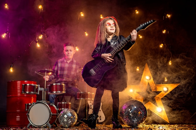 Enfants faisant semblant d'être un groupe de rock