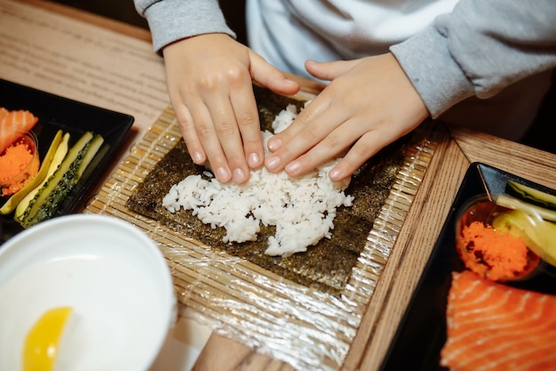 Enfants faisant des sushis au concept d'éducation et de divertissement pour enfants de master class