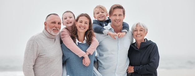 Enfants en famille et plage avec parents, grands-parents et enfants en plein air ensemble pendant les vacances ou les vacances