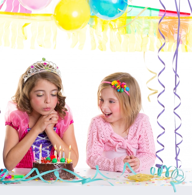 Enfants Filles Heureux Soufflant Gâteau Fête D'anniversaire