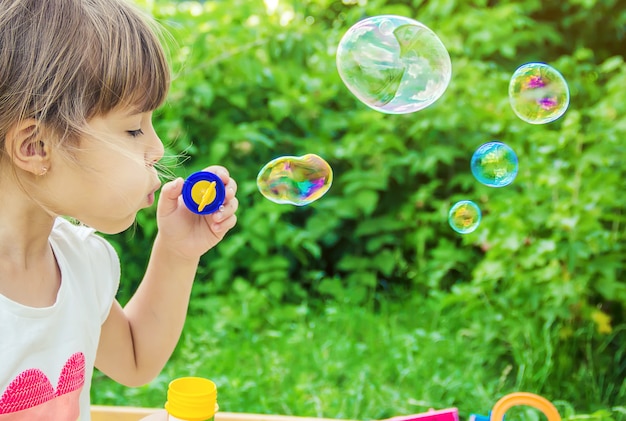 Les enfants font des bulles. Mise au point sélective.