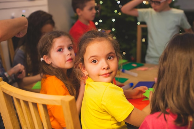 Les enfants font des demandes la veille des vacances de Noël