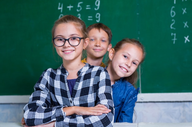 Les enfants font des mathématiques à l'école primaire.