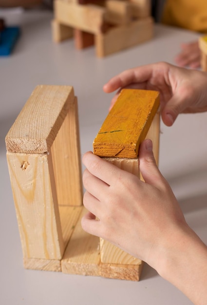 Photo des enfants font des puzzles de briques de bois.