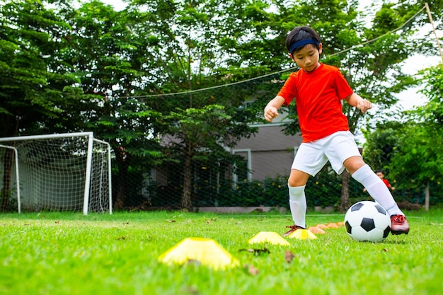 Les enfants de football asiatiques se préparent pour le football d'entraînement.