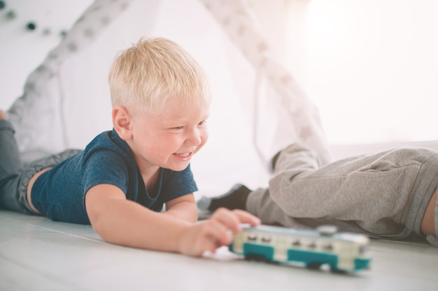 Les enfants frères sont allongés sur le sol