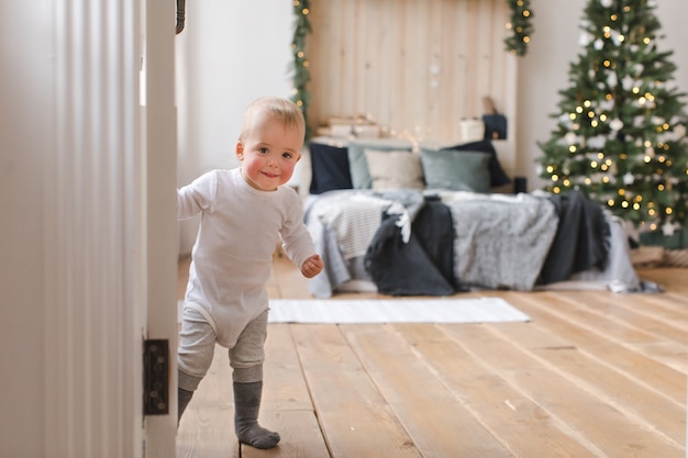 Enfants furtivement par la porte ouverte