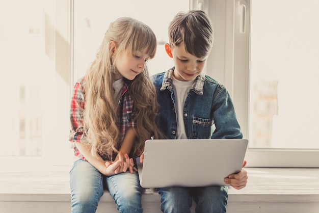 Enfants avec gadget