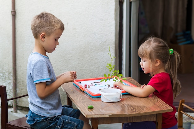 Enfants garçon et fille jouant ensemble