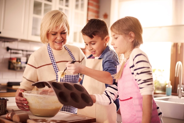 Enfants et grand-mère faisant des muffins