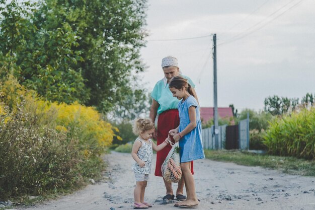 Les enfants et la grand-mère portent des légumes dans un sac Mise au point sélective