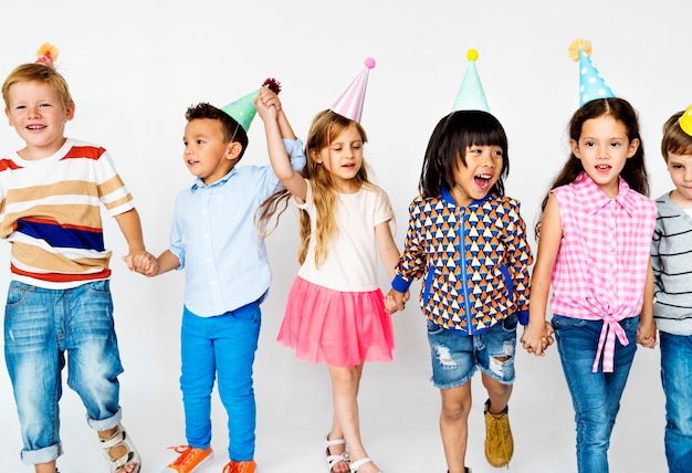 Enfants en groupe posant pour une séance photo