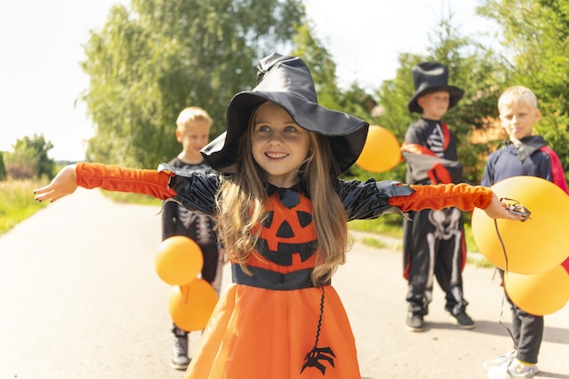 Enfants Halloween va collecter des bonbons trickortreating guising jackolantern enfants au carnaval