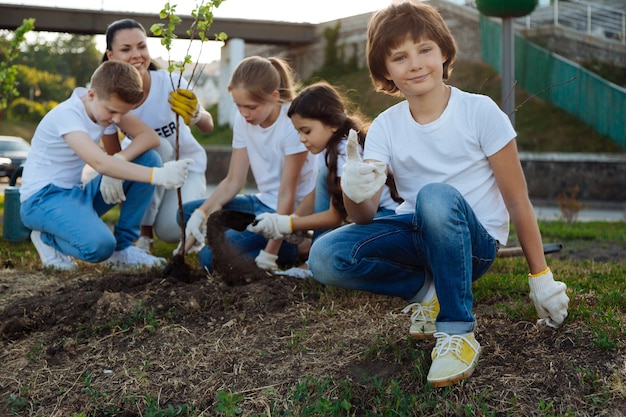 Enfants heureux aidant leur enseignant