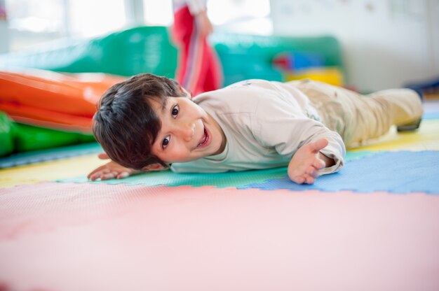 Des enfants heureux à l&#39;aire de jeux couverte