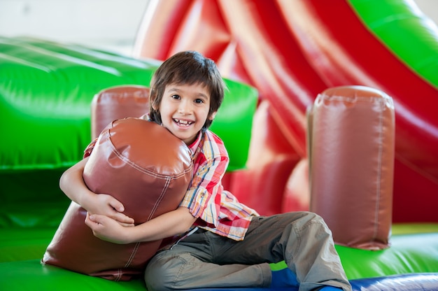 Des enfants heureux à l&#39;aire de jeux couverte