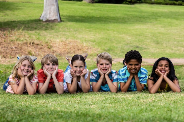 Enfants heureux allongés sur l'herbe