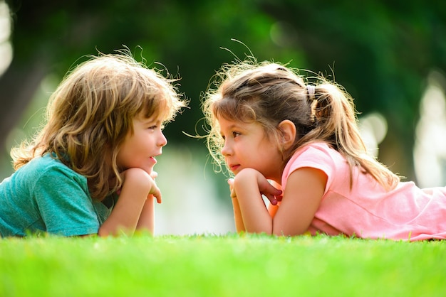 Enfants heureux amoureux. Relations avec les enfants. Couple d'enfants en plein air.