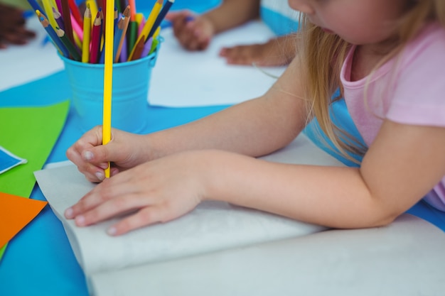 Enfants heureux, appréciant les arts et l&#39;artisanat ensemble