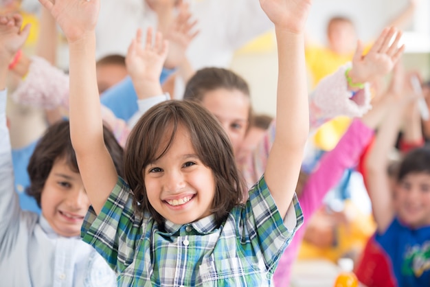 Enfants heureux, apprendre dans la salle de classe